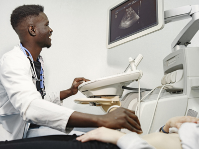 Diagnostic Medical Sonography Degree n ultrasound technician gives a pregnant woman an ultrasound examination.