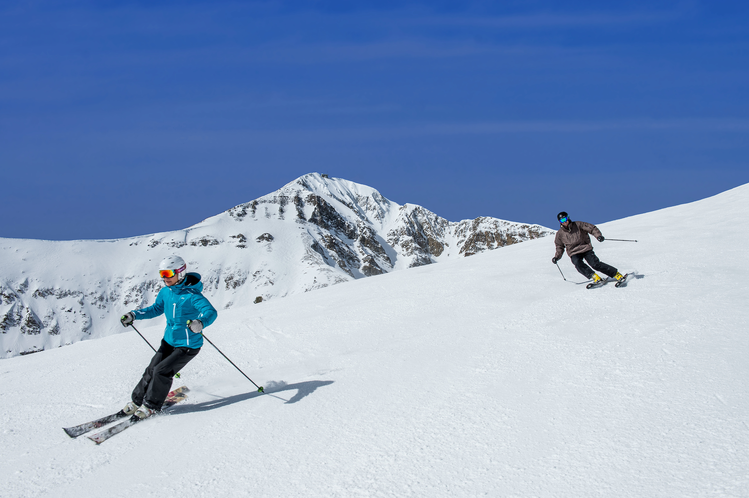 diplomas Two people skiing